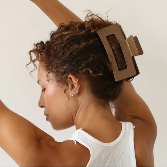 Kōv Essentials Daily Claw Clip XL in Mocha - Picture 5 of 8